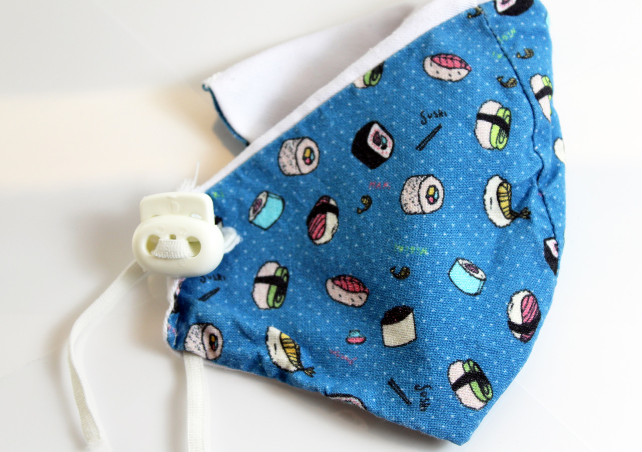 Des ornements pour personnaliser les masques et les tenir confortablement, le grand défi des designers