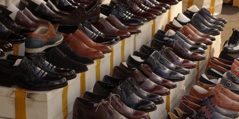 Comparaison des techniques et des matériaux pour la fabrication de garnitures de chaussures